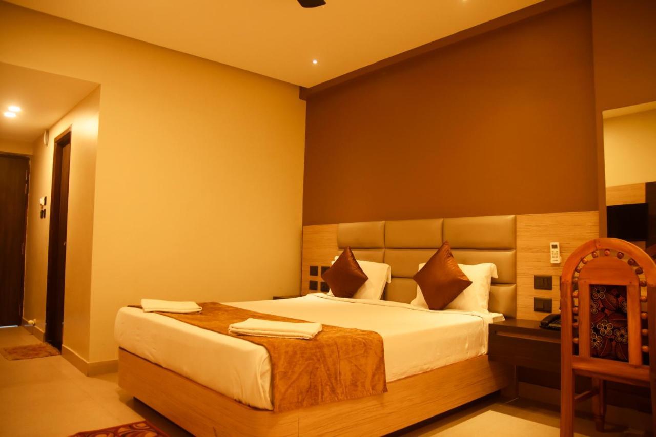 Hotel Om International Гокарна Экстерьер фото